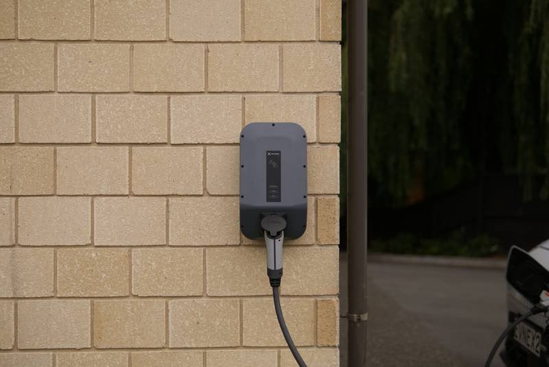 Borne de recharge murale, finition grise