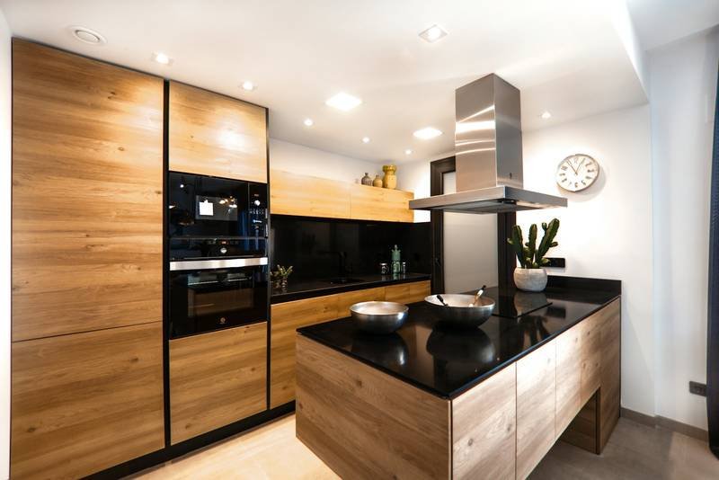Cuisine en bois avec îlot et colonne de fours