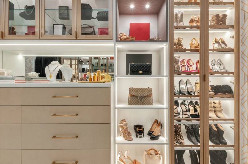 Dressing éclairé, vitrines et tiroirs