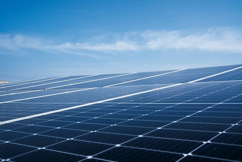 Rangées de panneaux solaires sous un ciel dégagé