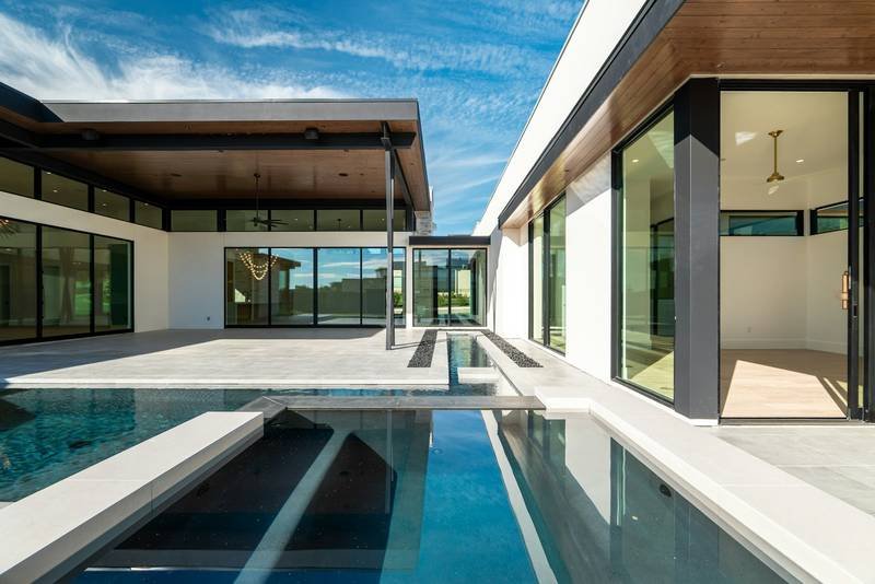 Villa contemporaine blanche, piscine et grandes baies vitrées