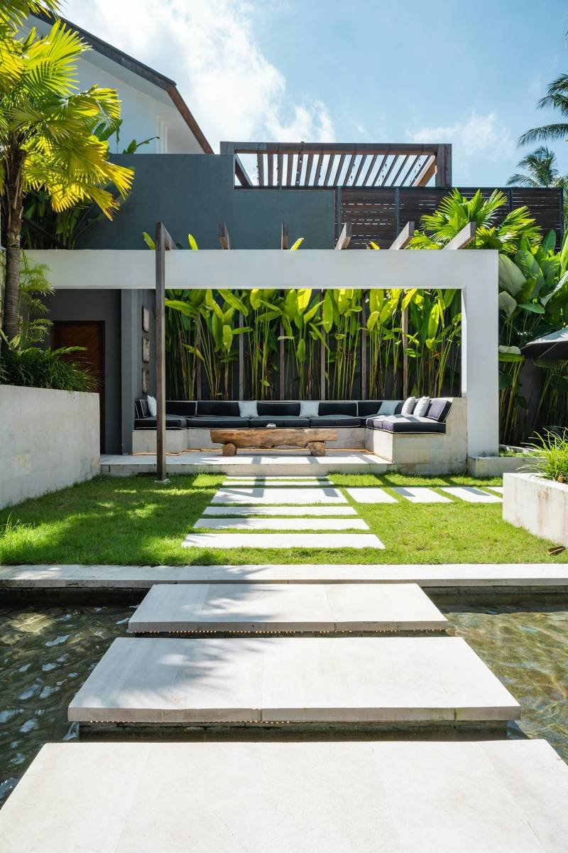 Jardin de villa, banquette maçonnée et dalles sur gazon